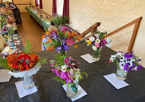 Show flower arrangements and tables of displays